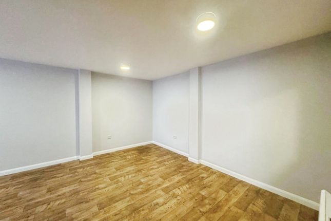 Flat 2, 5 Walters Yard, Bromley photo 3