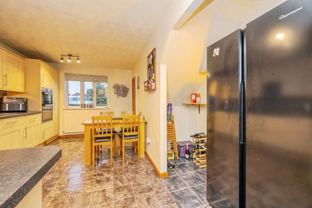 23, Manor Court Drive, RUGELEY photo 4