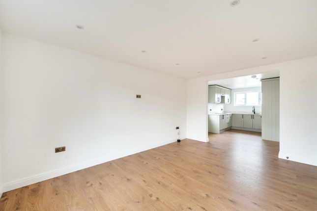 Flat 4 Lodge House,, St Johns Drive, Surrey photo 3