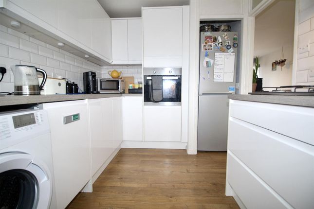 Thumbnail Flat to rent in Downfield Road, Cheshunt, Waltham Cross