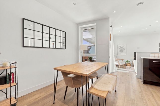 138 Beck Square, London photo 3