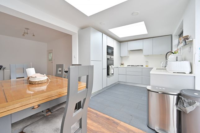 111 Gammons Lane, Watford photo 2