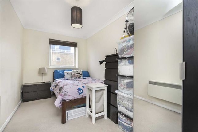 Flat to rent in Jardine Road, London