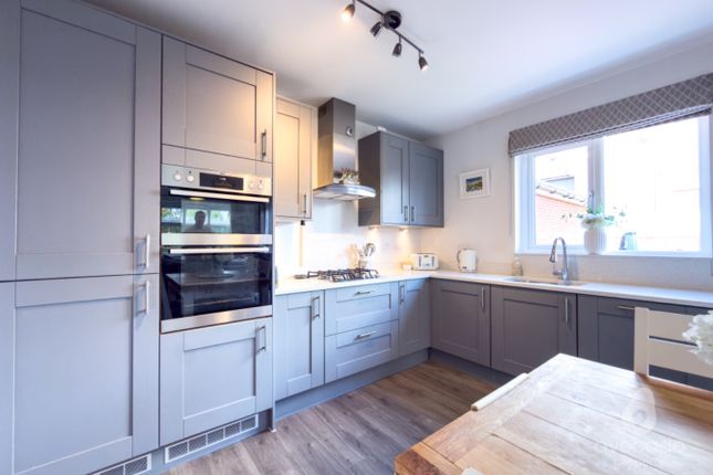 5 Sutton Road, Warfield, Berkshire photo 4