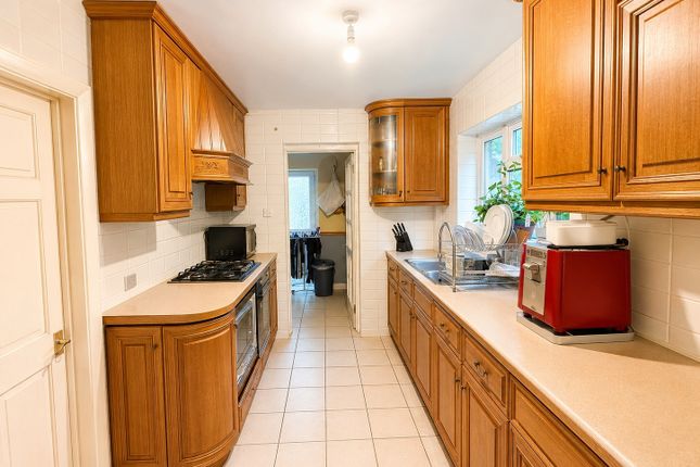56 Gainsborough Road, Hayes photo 3