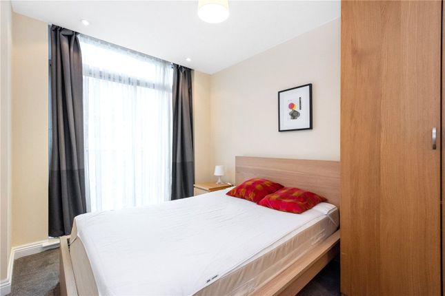 Flat to rent in Mount Pleasant, London