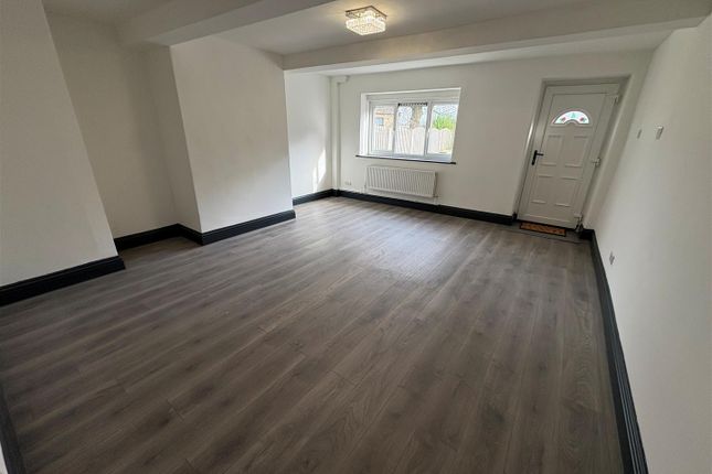 4, Holly Hall Lane, Bradford photo 2