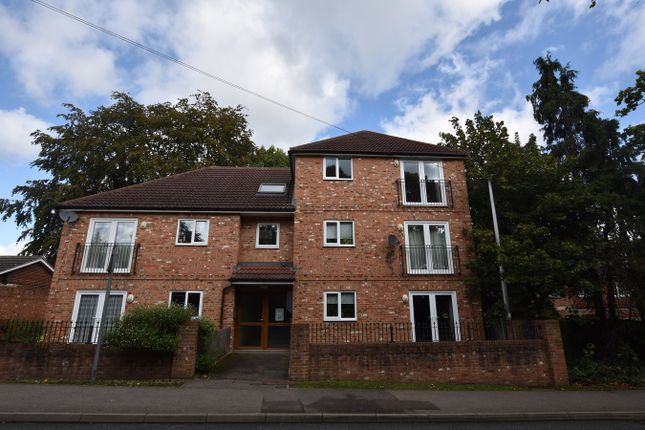 Flat to rent in Broad Lane, Bracknell