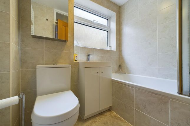 Flat for sale in Warwick Gardens, Thames Ditton