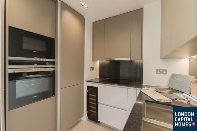Flat to rent in Carrara Tower, 250 City Road, London