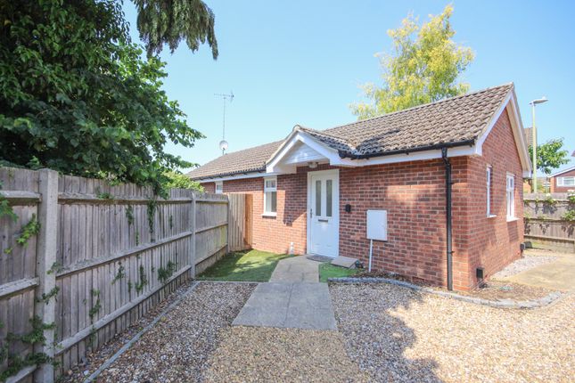 Detached house to rent in London Road, Wokingham