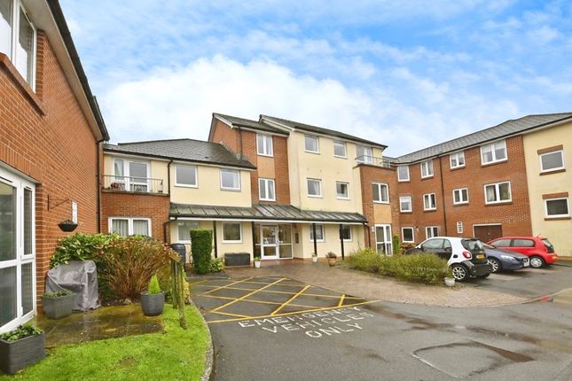 Flat for sale in Green Haven Court, Cowplain