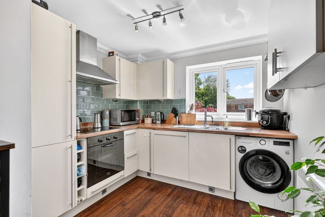 11 Halliford Court, The Green, Shepperton photo 4