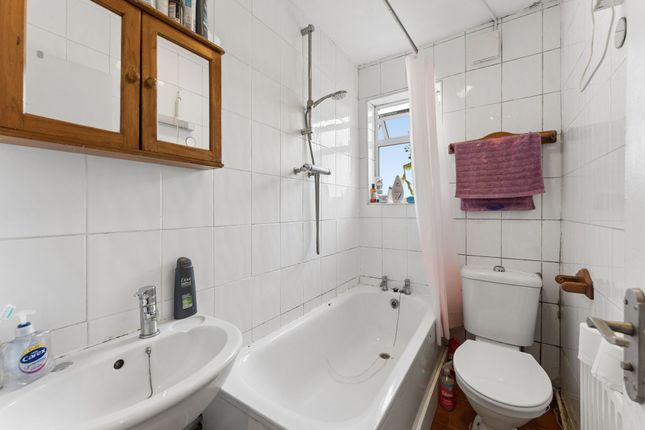 Flat 20, Weymouth Court 55-57 Upper Tulse Hill, London photo 5
