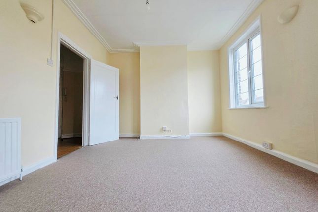 6 Halliwick Court Woodhouse Road, London photo 3