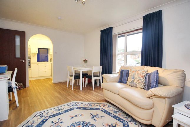 6, Gordon Palmer Court, Reading photo 3