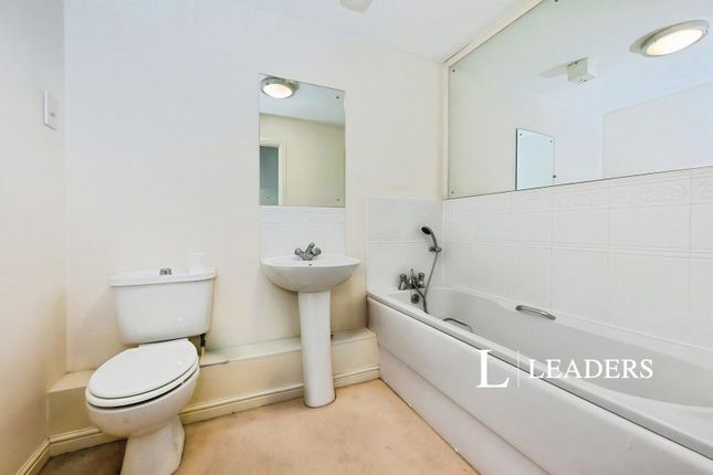 Flat 26, Eastside Court,, Langstaff Way, Hampshire photo 4
