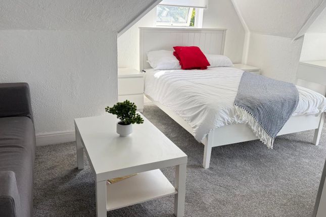 Flat 5, 108 Basingstoke Road, Reading photo 2