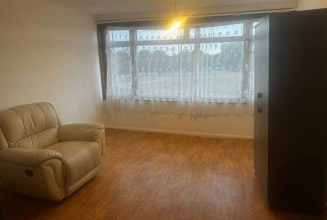 Huntingdon Close, Mitcham photo 2