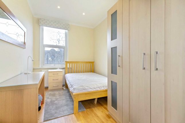 Flat to rent in North End Road, Fulham, London