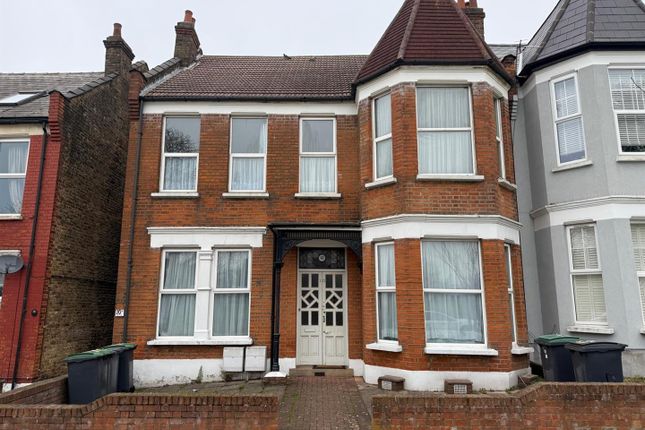 Studio house on 10, Woodside Road, London, £600/mo