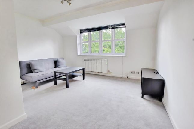 173E, Farriers Court, Watford photo 3