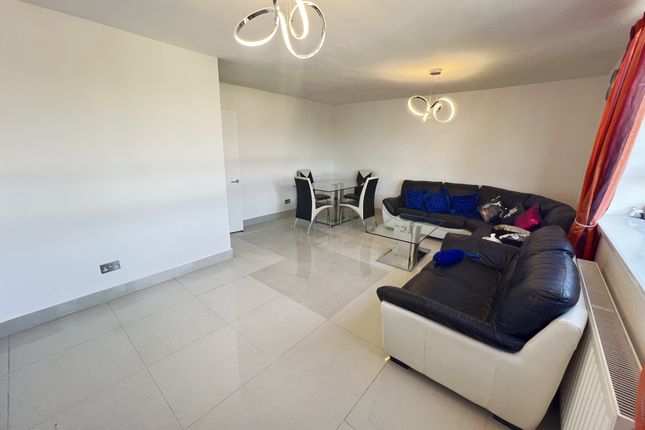 22, Gardner House, Feltham photo 3