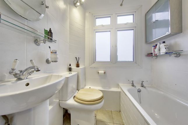Flat for sale in Brixton Hill, London