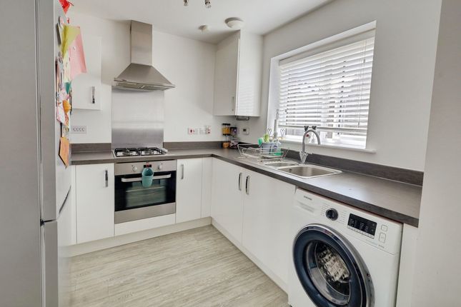 205, School Avenue, Basildon photo 4