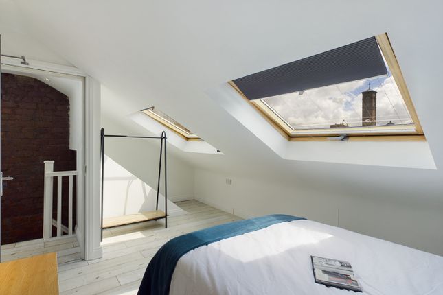 A Spacious And Bright Large Double Bedroom With St...