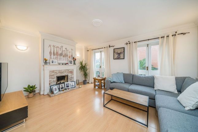 16, Harvest Lane, Thames Ditton photo 2