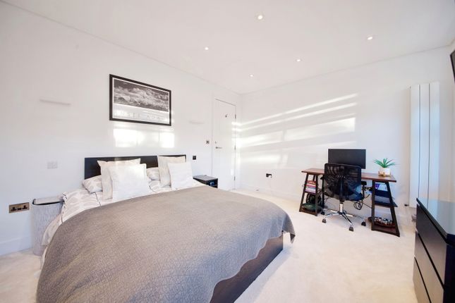 Flat for sale in Hocroft Court, Childs Hill, London