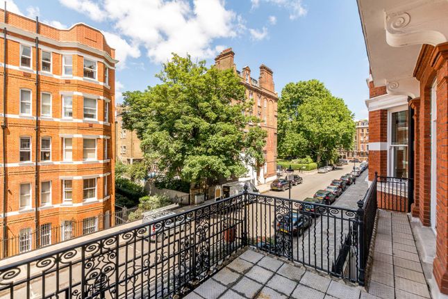 Thumbnail Flat to rent in Nevern Square, Kensington, London