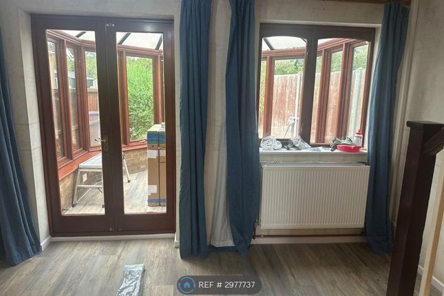 Holden Close, Dagenham photo 4