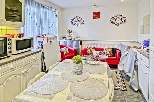 57, Bournemead Avenue, Northolt photo 4