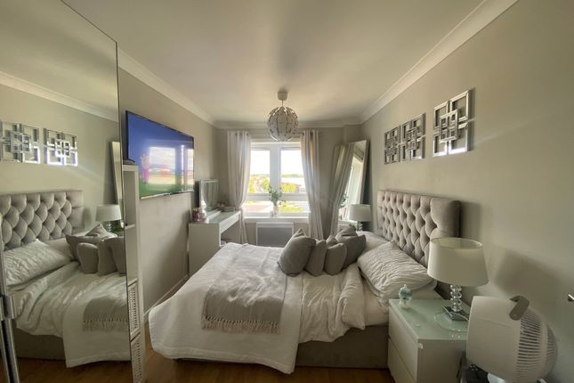 Flat 71, Priory Heights, Slough photo 4