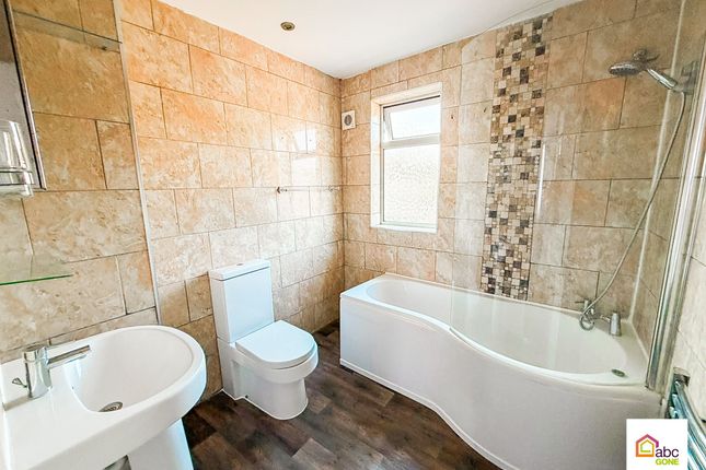 32 Havering Gardens, Romford photo 3