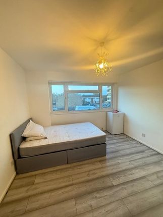 129, Heaton Avenue, Romford photo 4