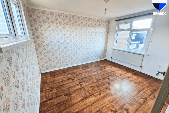 32, Ravenscroft Close, London photo 4