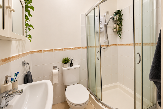 Ground floor flat, 2a Oak Crescent, London photo 5