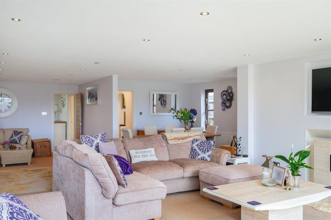 18, Woodfield Hill, Chipstead photo 3