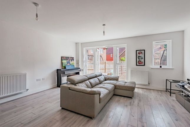12, Holly Drive, Crawley photo 3