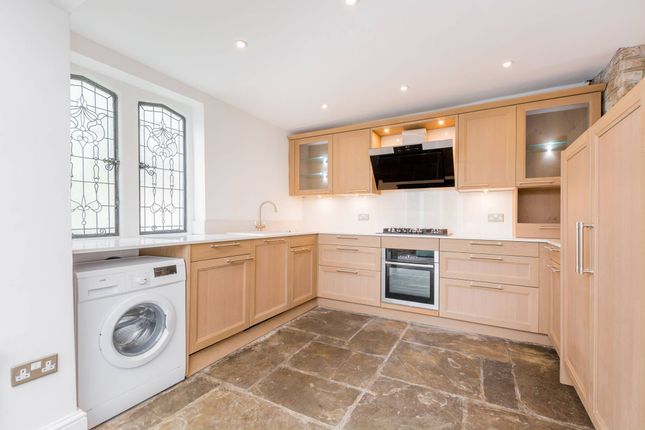 Flat to rent in Park Avenue, Alexandra Palace, London