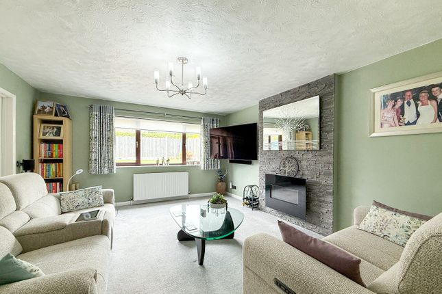 21, Moor Close, Huddersfield photo 2
