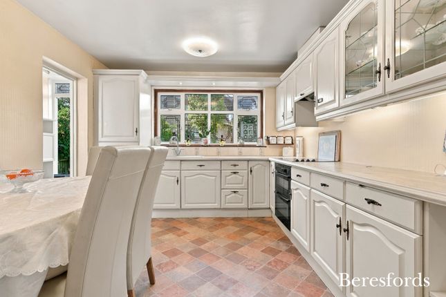 31, Cranham Gardens, Upminster photo 3