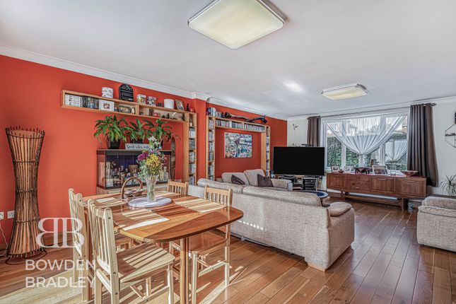 21 Manford Cross, Chigwell photo 4