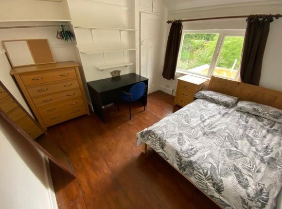 18, Clifton Gardens, Canterbury photo 2