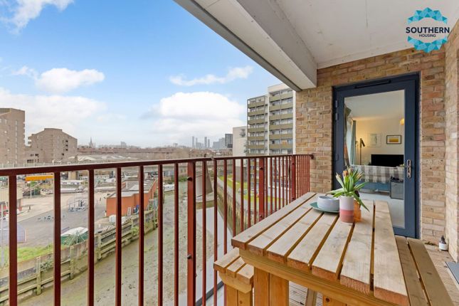 Flat 32/Cowan House, 37 Greenwich High Road, London photo 3