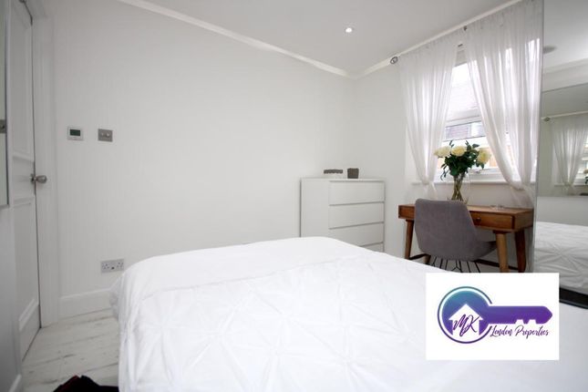 Room to rent in Wesbourne Grove, London
