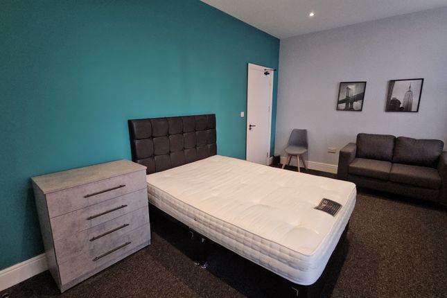 Shared accommodation to rent in Park Bank, Salford